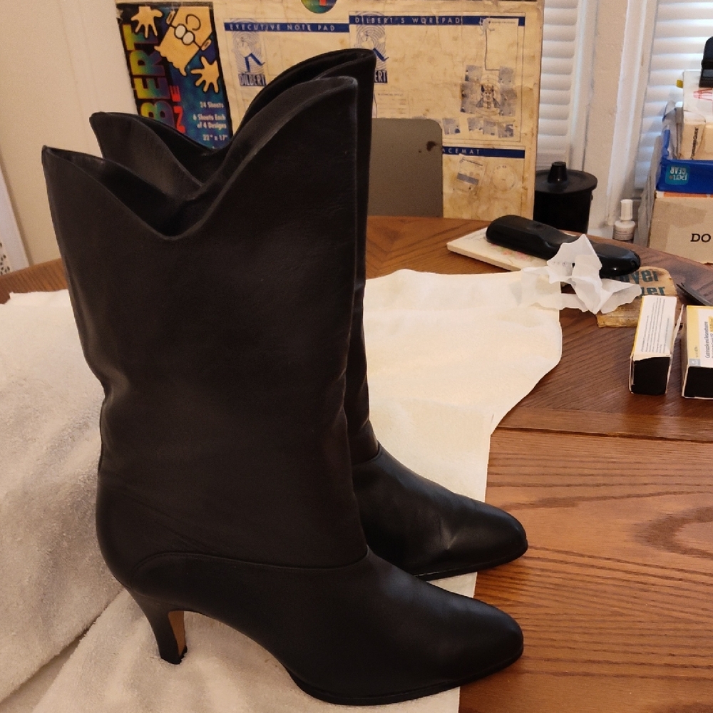 Elegant Black Heeled Boots with Western Flair